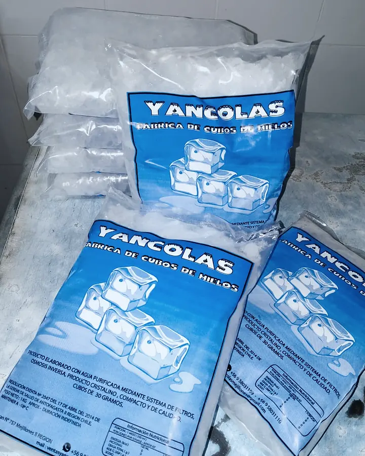 Bolsas de hielo Yancolas apiladas sobre una mesa de acero