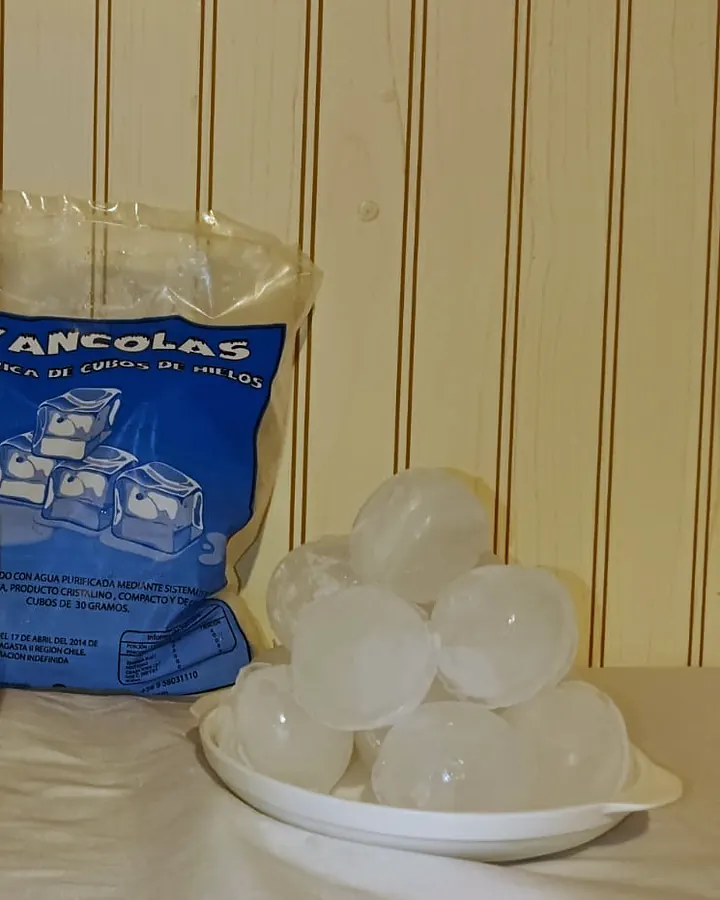 Esferas de hielo en un plato, junto a una bolsa Yancolas